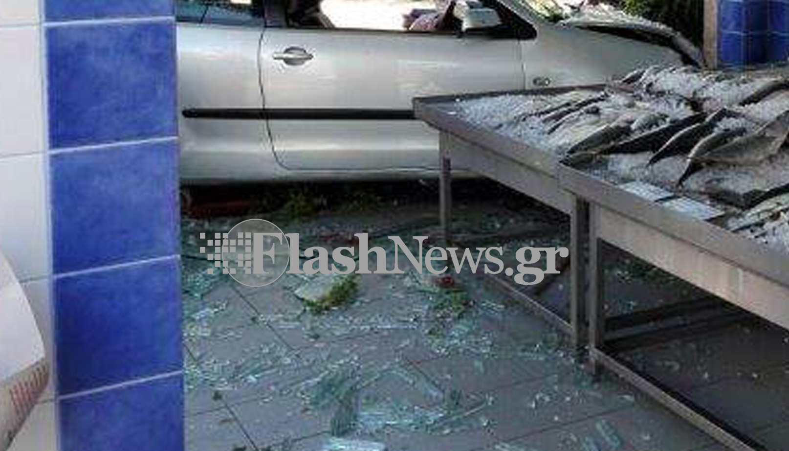 Αυτοκίνητο μπήκε μέσα σε ιχθυοπωλείο στη Σούδα Χανίων (φωτο)