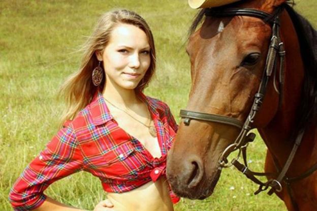 Άλογο ποδοπατά και σκοτώνει σε επίδειξη, πανέμορφη 24χρονη κοπέλα (Video)