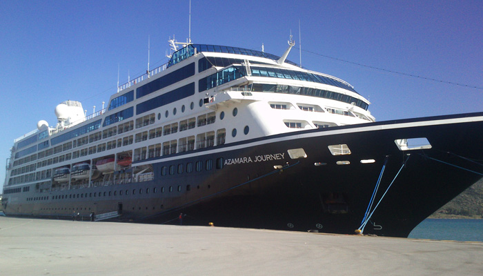 Το υπερπολυτελές κρουαζιερόπλοιο Azamara Journey στο λιμάνι της Σούδας