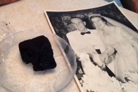 Παντρεύτηκαν το 1955 και τρώνε ακόμα τη γαμήλια τούρτα τους!