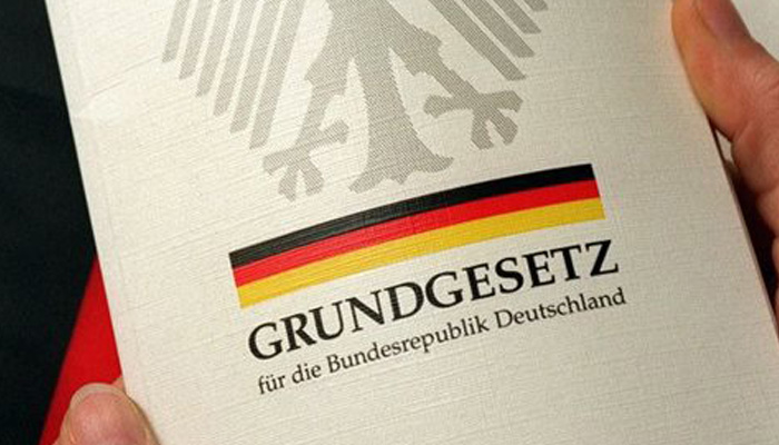 Το Σύνταγμα της Γερμανίας μεταφράζεται στα αραβικά για τους πρόσφυγες