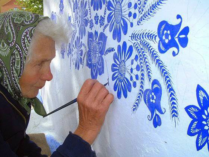 Γιαγιά 87 ετών ζωγραφίζει το χωριό της!