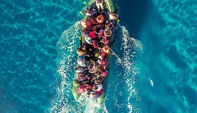 Με βάρκα την ελπίδα: Καρέ-καρέ  η άφιξη μεταναστών στην Κω (video)