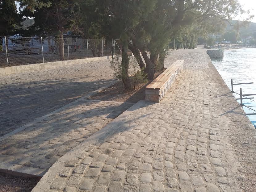 Ολοκληρώθηκε η ανακατασκευή του παραλιακού δρόμου στο Μαράθι (φωτο)