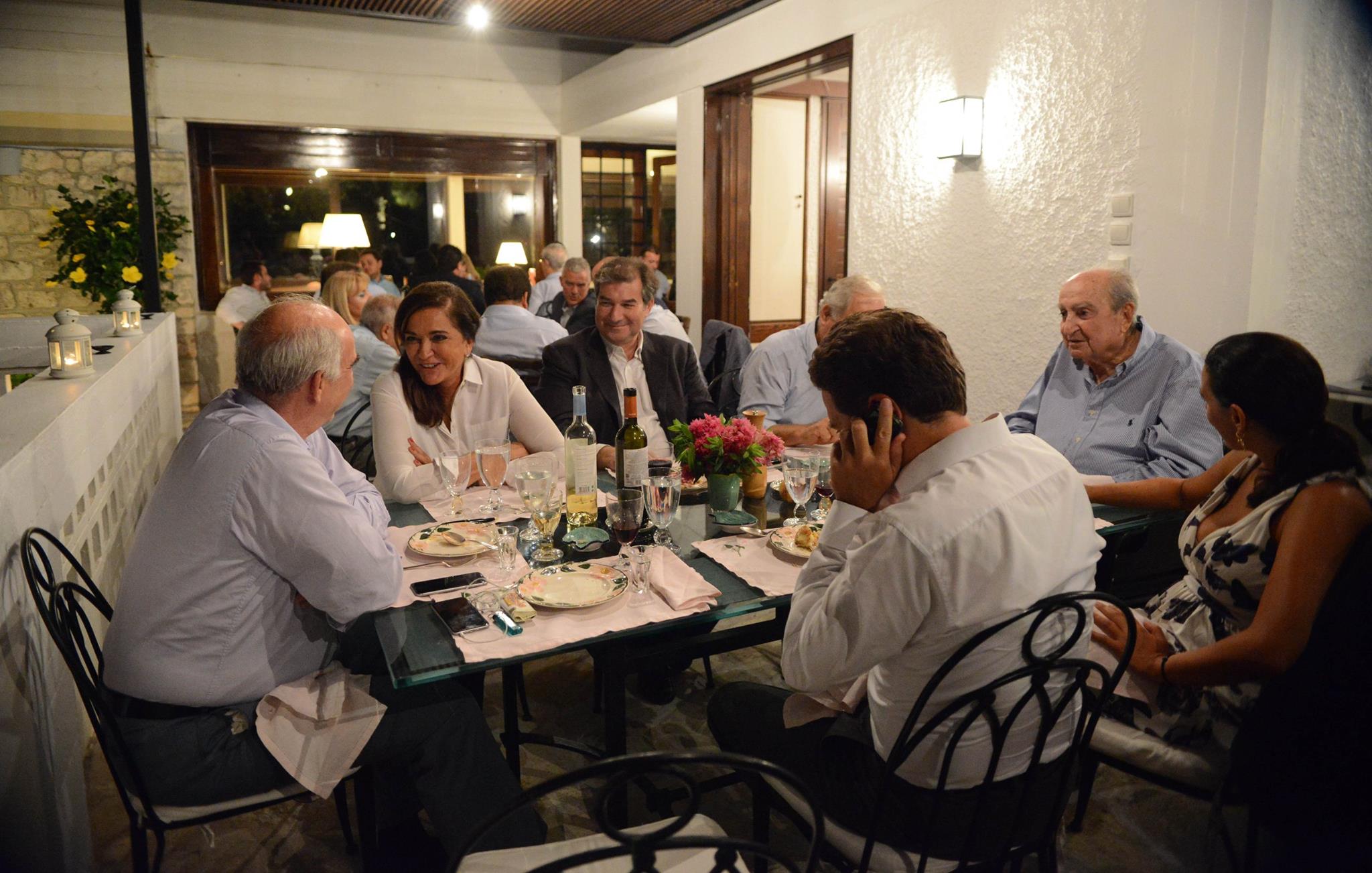 Η φωτογραφία του Κωνσταντίνου Μητσοτάκη από το δείπνο στα Χανιά