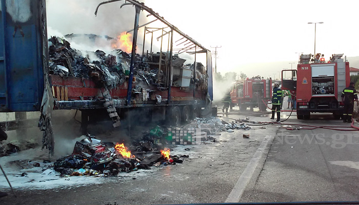 Νταλίκα τυλίχθηκε στις φλόγες στην εθνική οδό Χανίων-Κισάμου (φωτο-βίντεο)