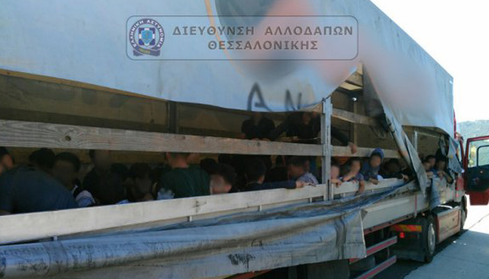 Μετέφεραν με φορτηγό 103 πρόσφυγες στη Θεσσαλονίκη