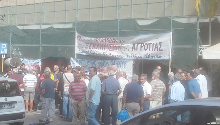 Συγκέντρωση διαμαρτυρίας αγροτών στην είσοδο της Εφορίας Χανίων