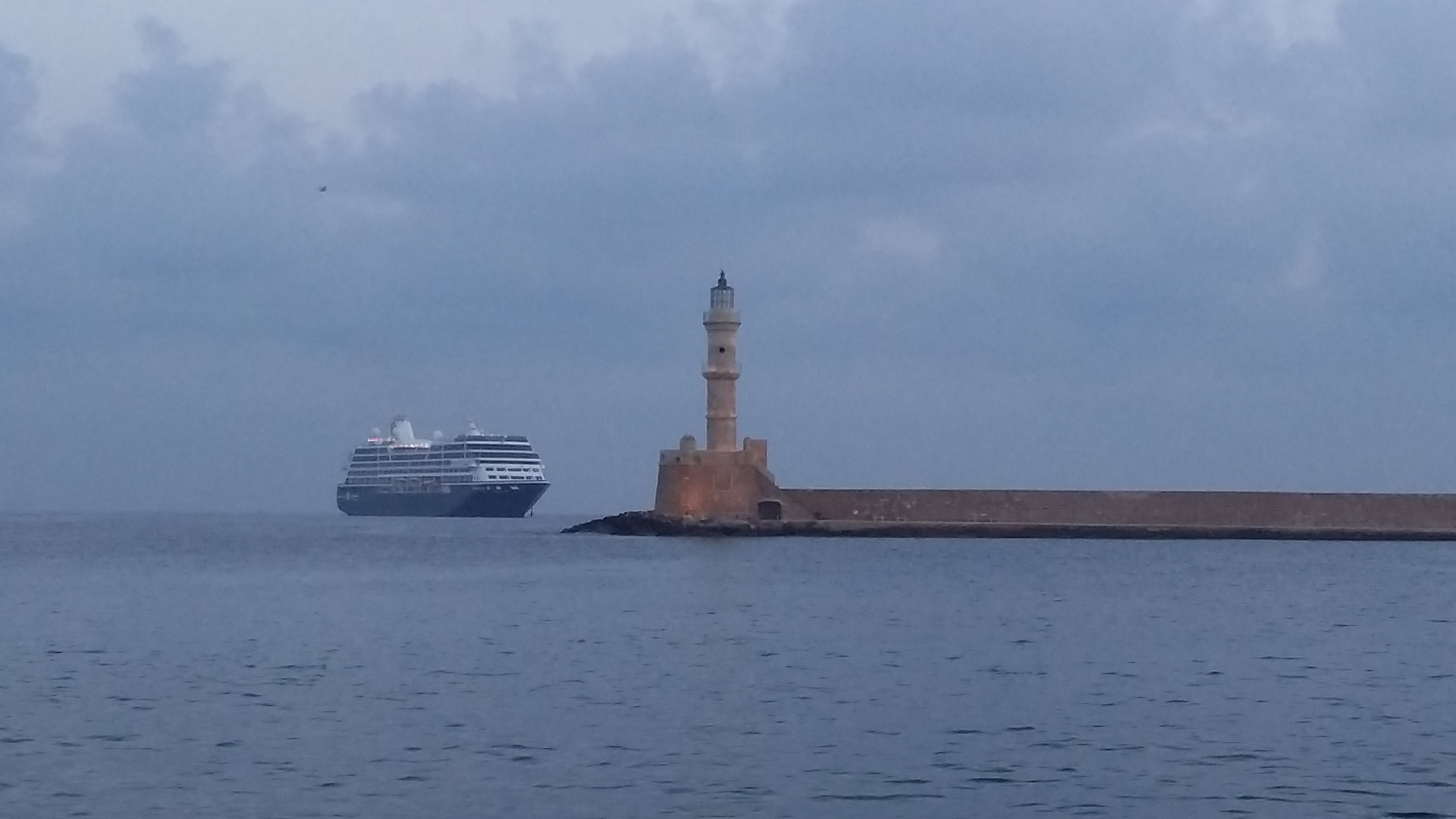Το κρουαζιερόπλοιο Azamara Quest στο Ενετικό Λιμάνι των Χανίων