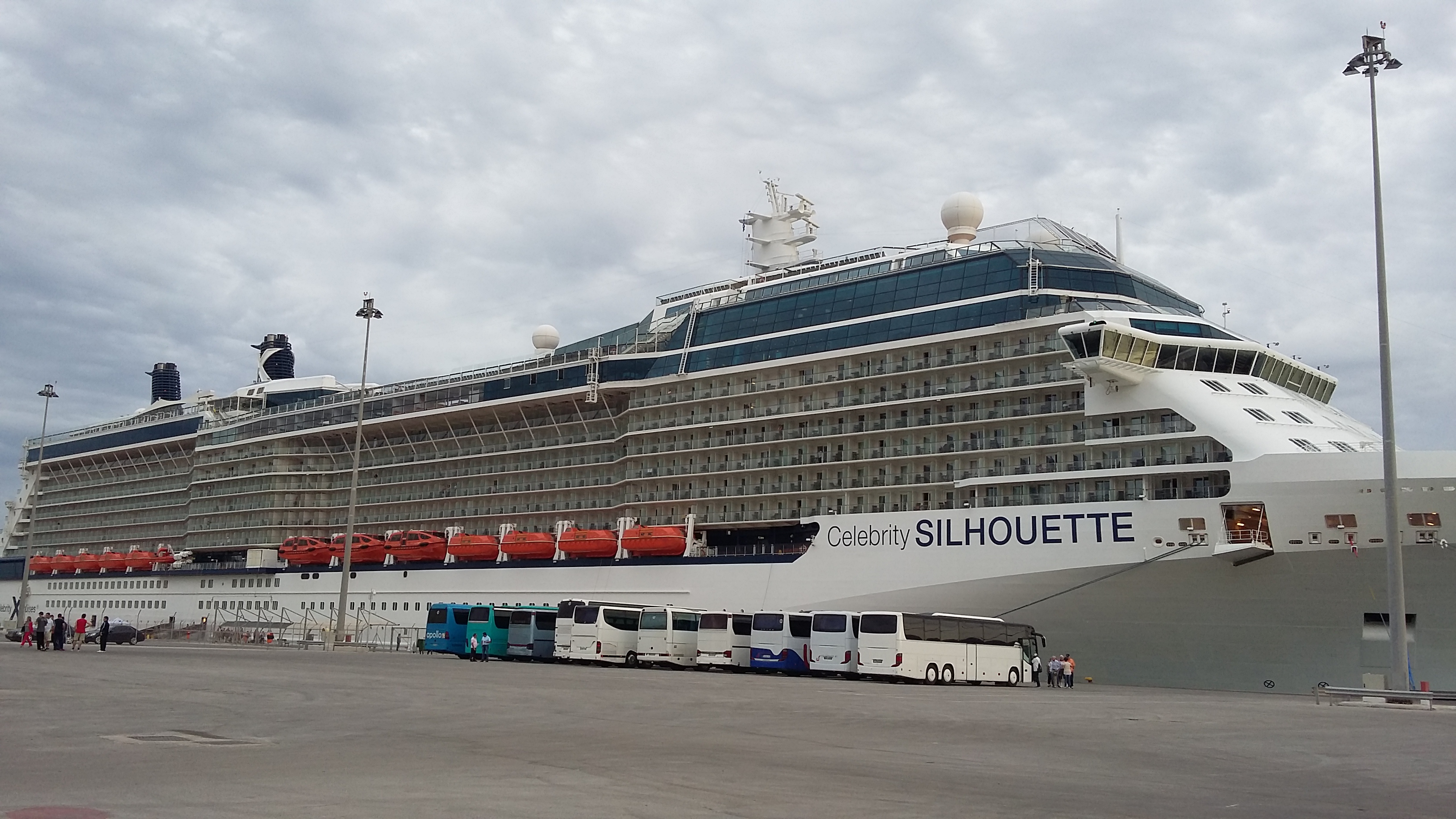 Το υπερπολυτελές κρουαζιερόπλοιο Celebrity Silhouette στο λιμάνι της Σούδας