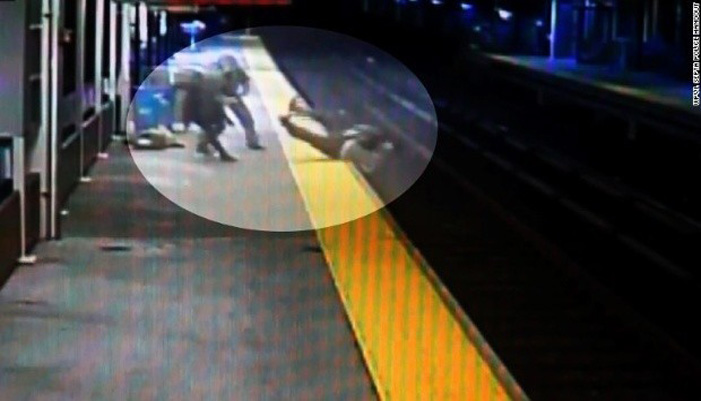 Θύμα ληστείας σε τρένο έπεσε στις ράγες