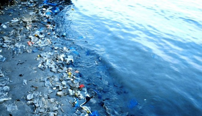 Πέντε χώρες πνίγουν τους ωκεανούς με πλαστικά