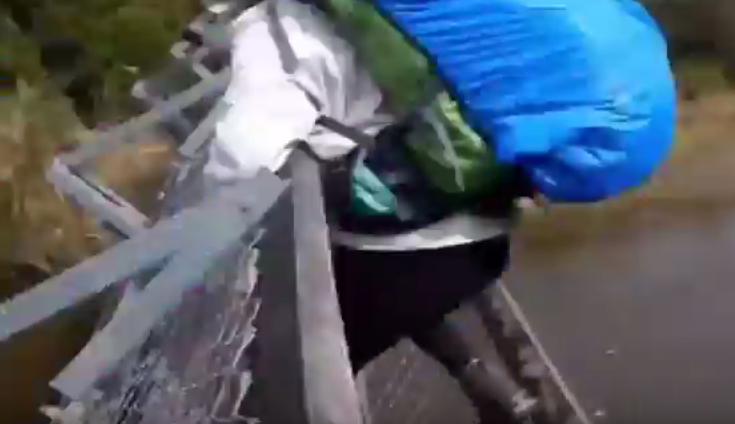 Γέφυρα κλυδωνίζεται και τέσσερις άνθρωποι πέφτουν στο νερό! (βίντεο)