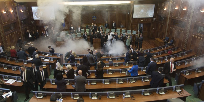 Για τρίτη φορά έριξαν δακρυγόνο στη Βουλή του Κοσόβου