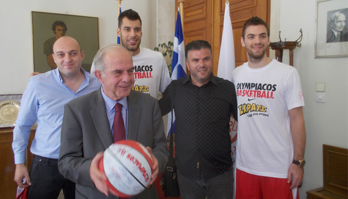 Στον Δήμαρχο Ηρακλείου διεθνείς παίχτες της ομάδας μπάσκετ του Ολυμπιακού