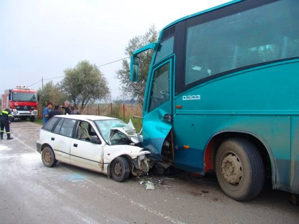 Λεωφορείο συγκρούστηκε με ΙΧ στο Φόδελε