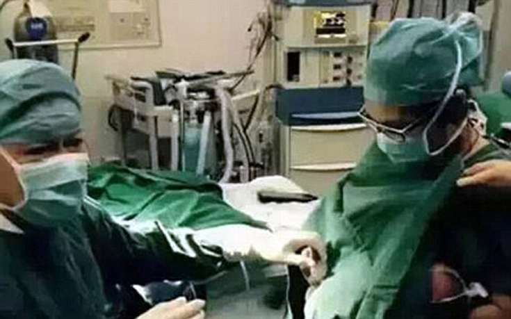 Νοσοκόμα θήλασε βρέφος που υποβαλλόταν σε επέμβαση