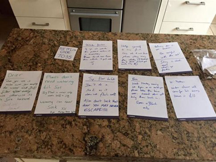 Ψυχαναγκαστική μάνα γέμισε το σπίτι σημειώματα πριν φύγει για διακοπές