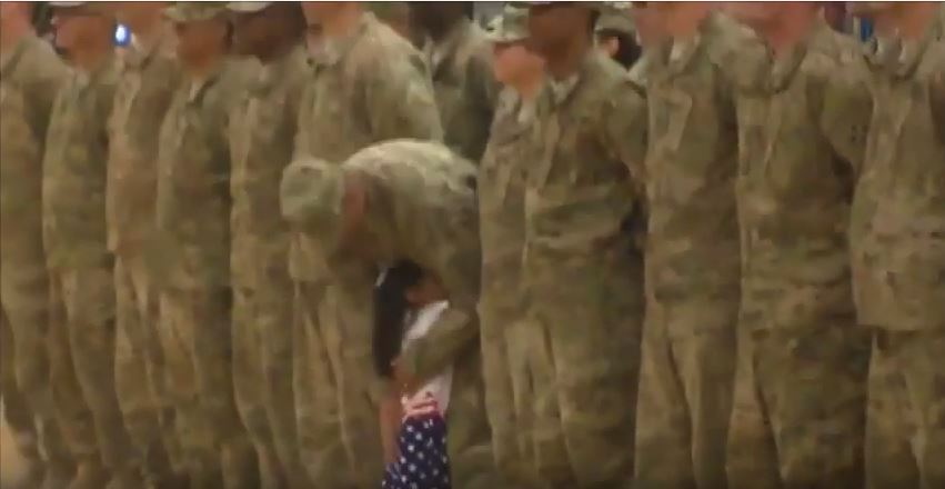 Μικρούλα διακόπτει στρατιωτική τελετή για να αγκαλιάσει τον μπαμπά της!