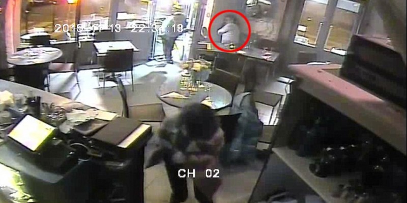 Βίντεο ντοκουμέντο-Η στιγμή που τρομοκράτης «γαζώνει» εστιατόριο στο Παρίσι