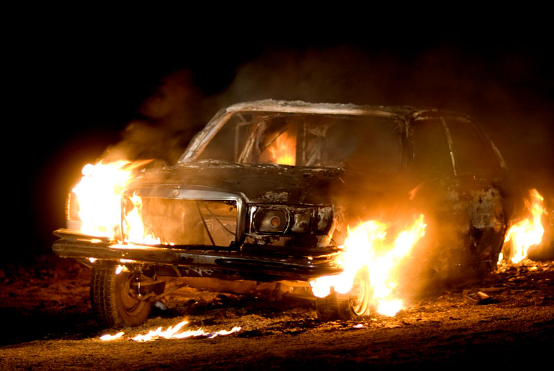 Στις φλόγες τυλίχτηκε αυτοκίνητο στην παλιά πόλη των Χανίων