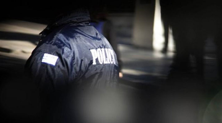 Νεαρός έβαλε φωτιά και απείλησε αστυνομικούς με μαχαίρι στο Ελληνικό