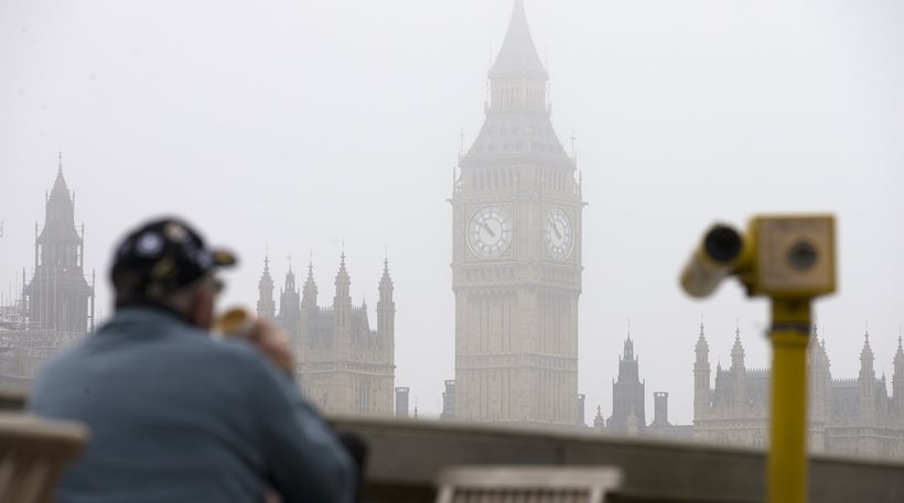 Πυκνή ομίχλη κάλυψε την Βρετανία (φωτο)