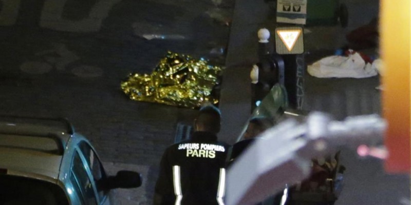 Τηλεφωνική επικοινωνία Ομπάμα – Ολάντ για τα χτυπήματα στο Παρίσι