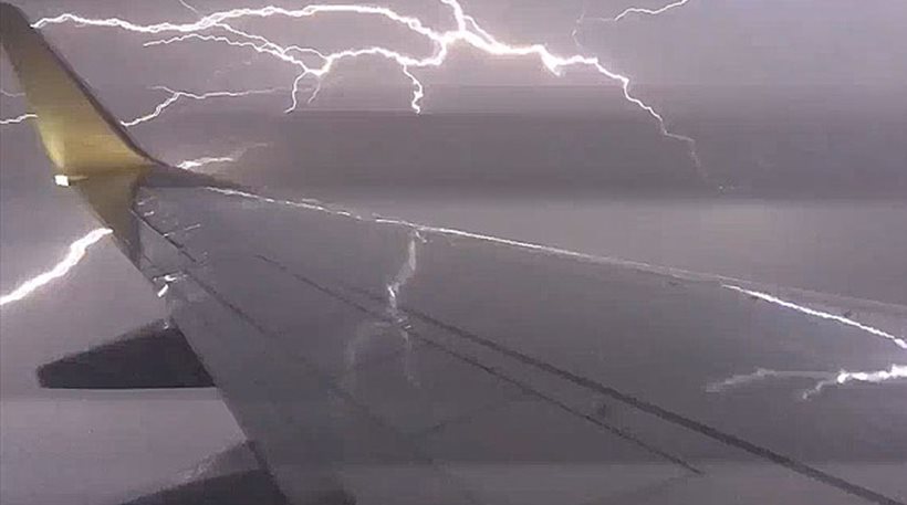 Tο τρομακτικό πέρασμα αεροσκάφους μέσα από ηλεκτρική καταιγίδα (βίντεο)