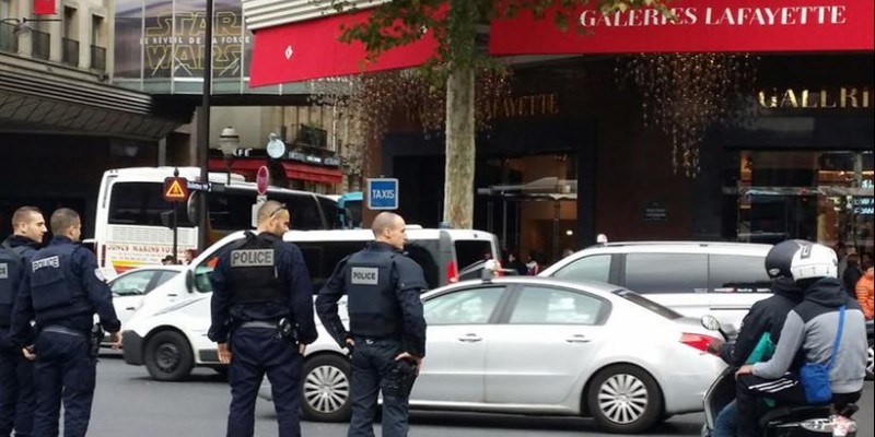Νέος συναγερμός στο Παρίσι – Βρέθηκε ύποπτο δέμα στη Γκαλερί Λαφαγιέτ