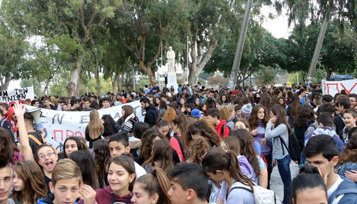 Και οι γονείς με τους μαθητές στο συλλαλητήριο στην πλατεία Ελευθερίας