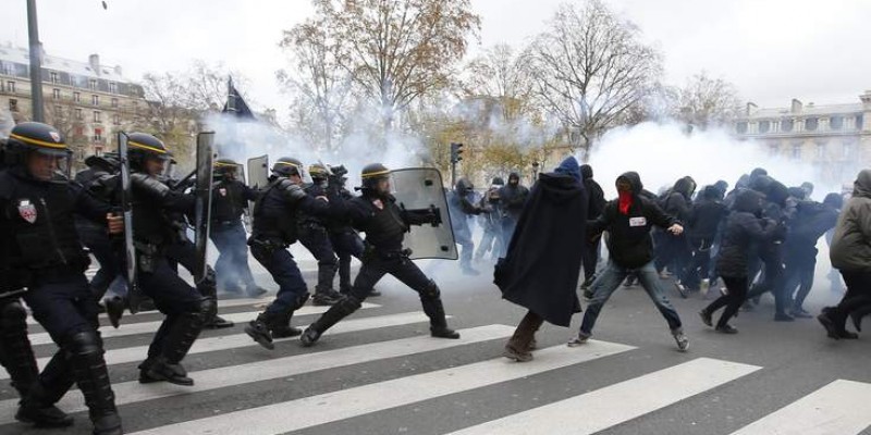 Επεισόδια στο Παρίσι μεταξύ αστυνομίας και διαδηλωτών για το κλίμα