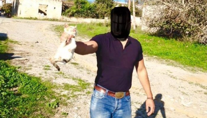 Κρητικός ανέβασε φωτογραφία του τη στιγμή που πνίγει ένα γατάκι με ένα χέρι