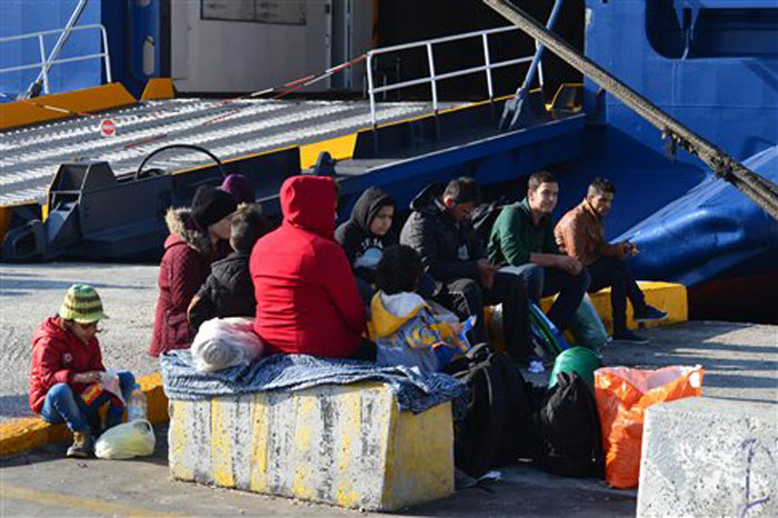 Κατά χιλιάδες οι πρόσφυγες στον Πειραιά μετά τη λήξη της απεργίας της ΠΝΟ