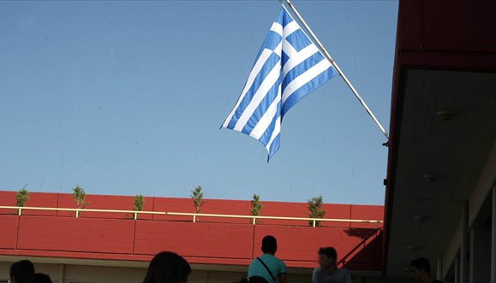 Αλλοδαπός μαθητής στο Ηράκλειο κατέβασε & έσκισε τη σημαία από σχολείο