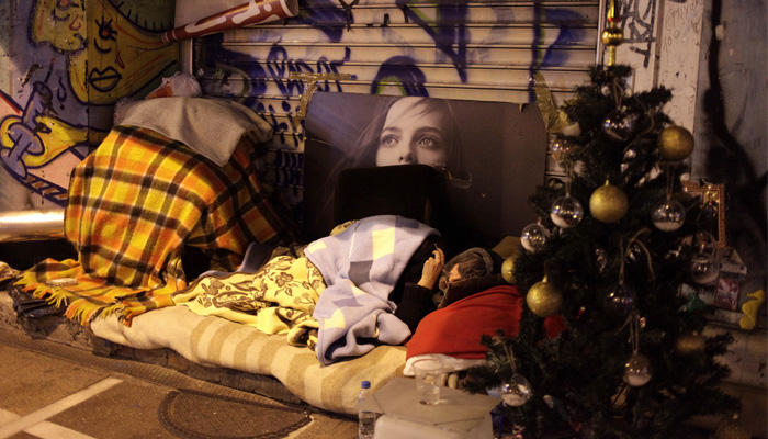 Η άλλη πλευρά των εορτών – Άστεγος στόλισε στο χώρο που κοιμάται (φωτό)