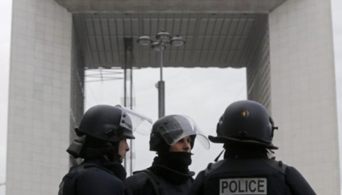 Παρίσι: Σφαίρες και υλικό της ISIS βρέθηκαν μετά το κλείσιμο τεμένους