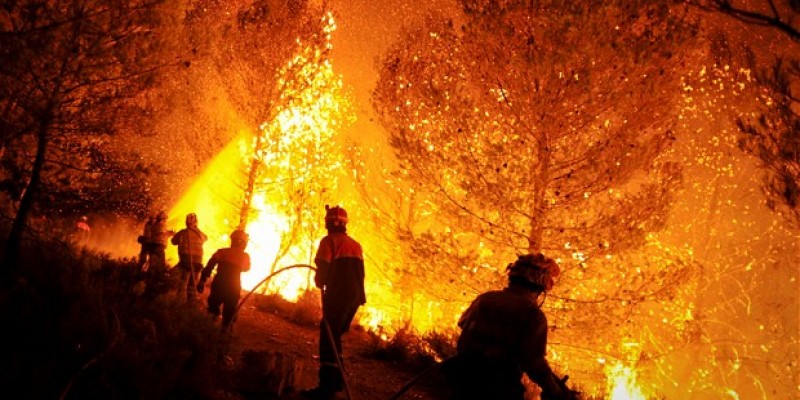 Δεκάδες πυρκαγιές μαίνονται στην Ισπανία