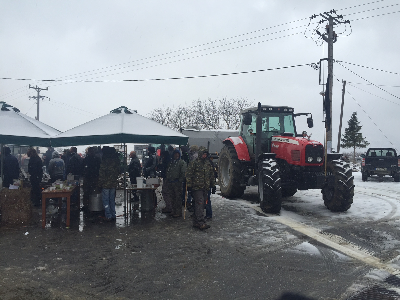Κι αν χιονίζει… οι αγρότες στο Οροπέδιο παραμένουν στο μπλόκο (φωτο)
