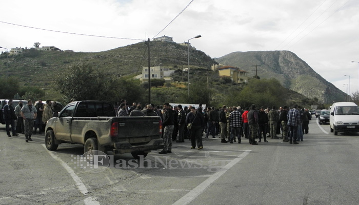 Συνεχίζονται τα μπλόκα των αγροτών στην Κρήτη – Ολιγόωρο κλείσιμο δρόμων