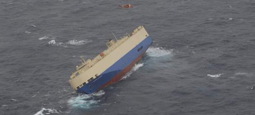 SOS στον Ατλαντικό -Ακυβέρνητο φορτηγό πλοίο εν μέσω θαλασσοταραχής(βίντεο)