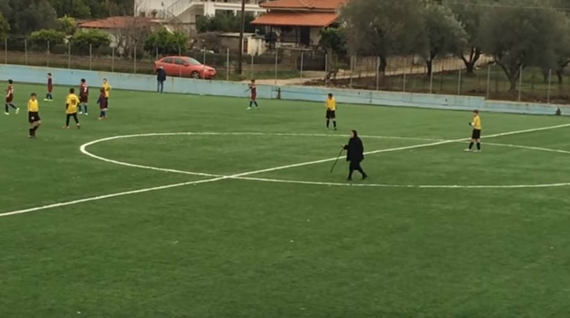 Βίντεο: Γιαγιά διέκοψε ποδοσφαιρικό αγώνα στη Θεσπρωτία