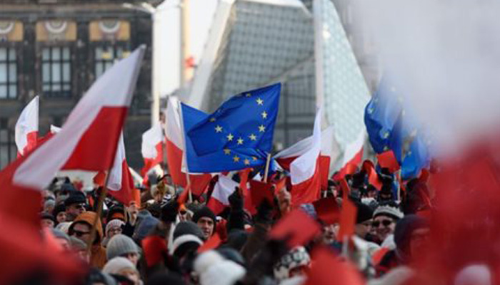 Η Κομισιόν βάζει στο στόχαστρο την Πολωνία για «ροπή» προς συγκεντρωτισμό