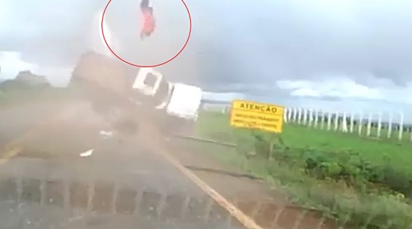 Απίστευτο βίντεο: Οδηγός γλιτώνει ως εκ θαύματος από ανατροπή φορτηγού