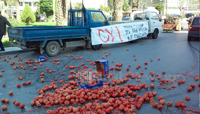 Πέταξαν ντομάτες οι αγρότες στα Χανιά – Μπλόκο στον Κλαδισό (φωτο – βίντεο)