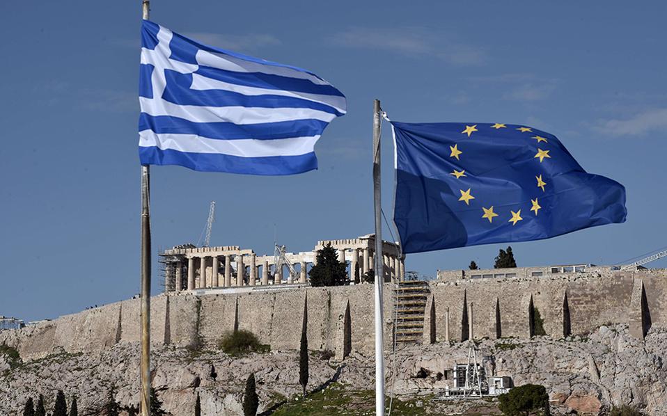 Εurasia Group: Το προσφυγικό θα μπορούσε να θέσει την Ελλάδα εκτός ευρώ