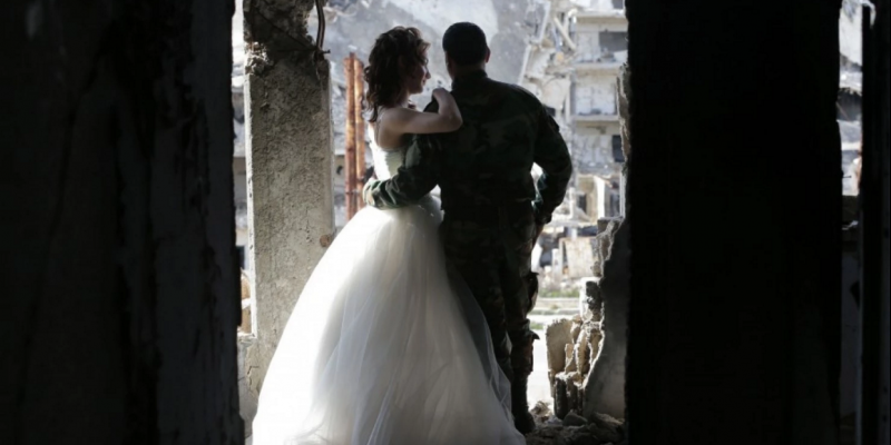 Νιόπαντρο ζευγάρι φωτογραφίζεται στη βομβαρδισμένη Χομς (φωτό)