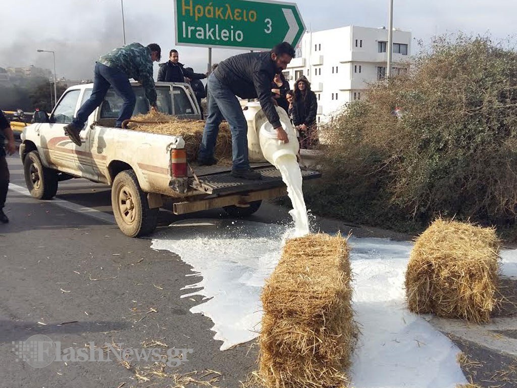 Εντείνουν τα μπλόκα οι αγρότες στην Κρήτη (βίντεο και φωτο)