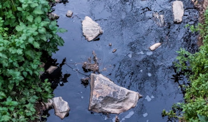 Μαύρισε ποτάμι, από κατσίγαρο, στη Λατσίδα (φωτο)