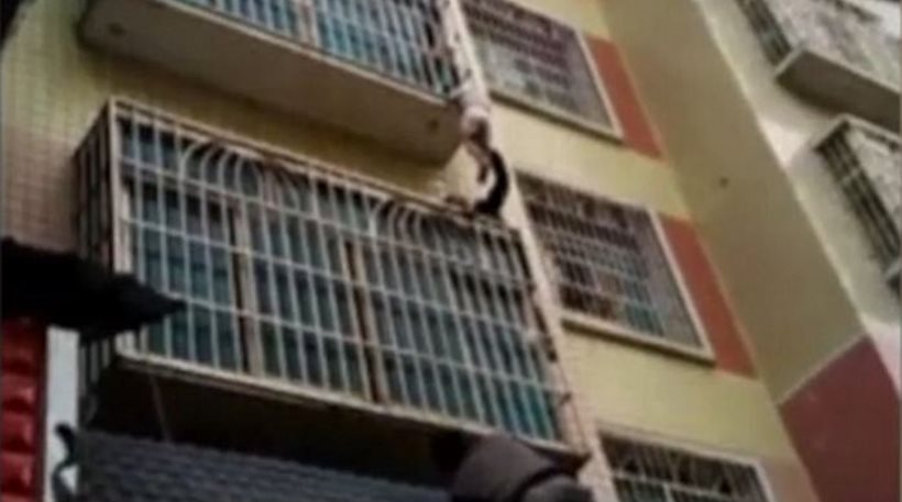 Περαστικοί σώζουν μωρό που κρέμεται από μπαλκόνι (βίντεο)